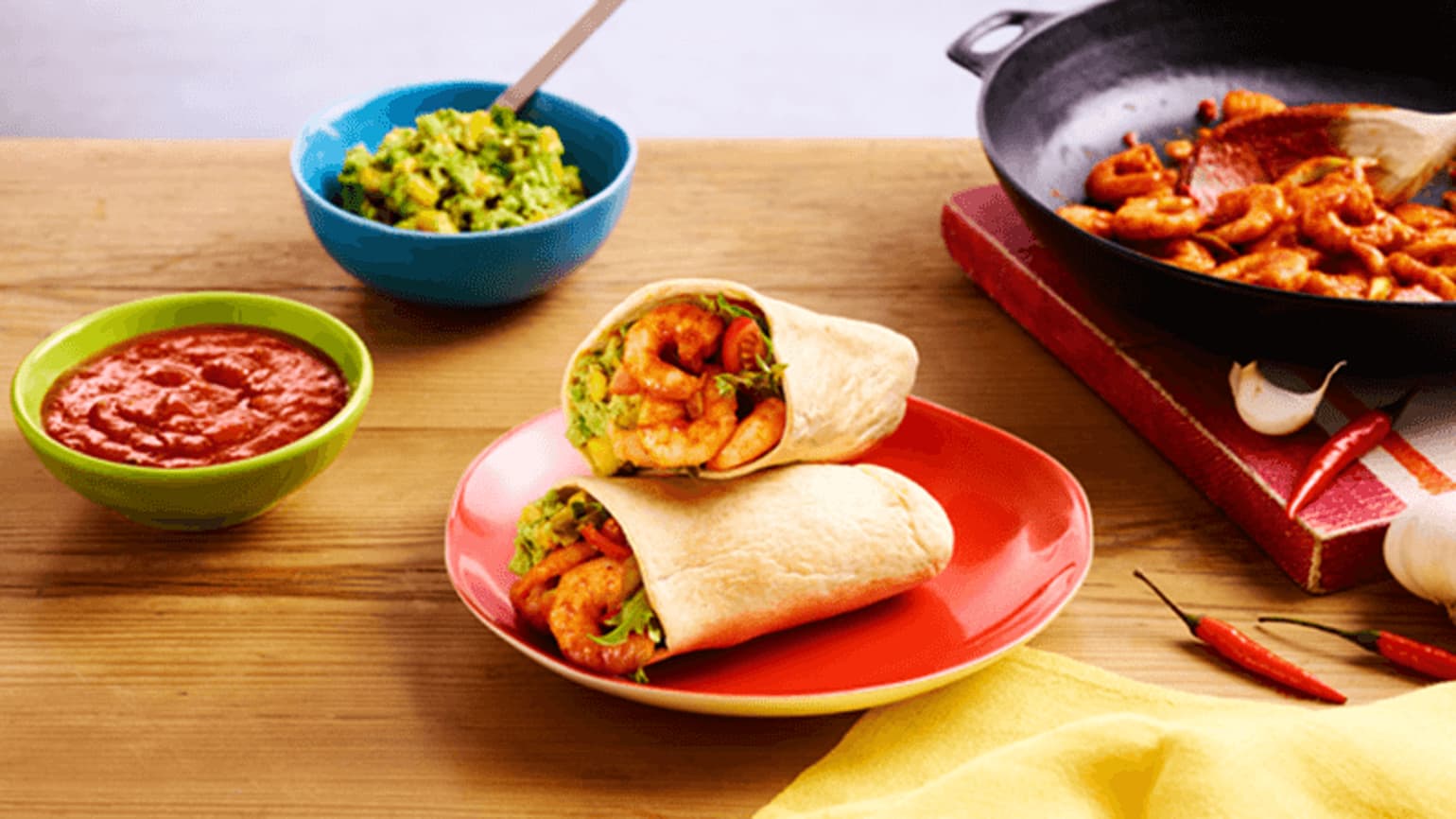 Knoblauch-Chili-Garnelen-Pockets mit Mais-Avocado-Guacamole